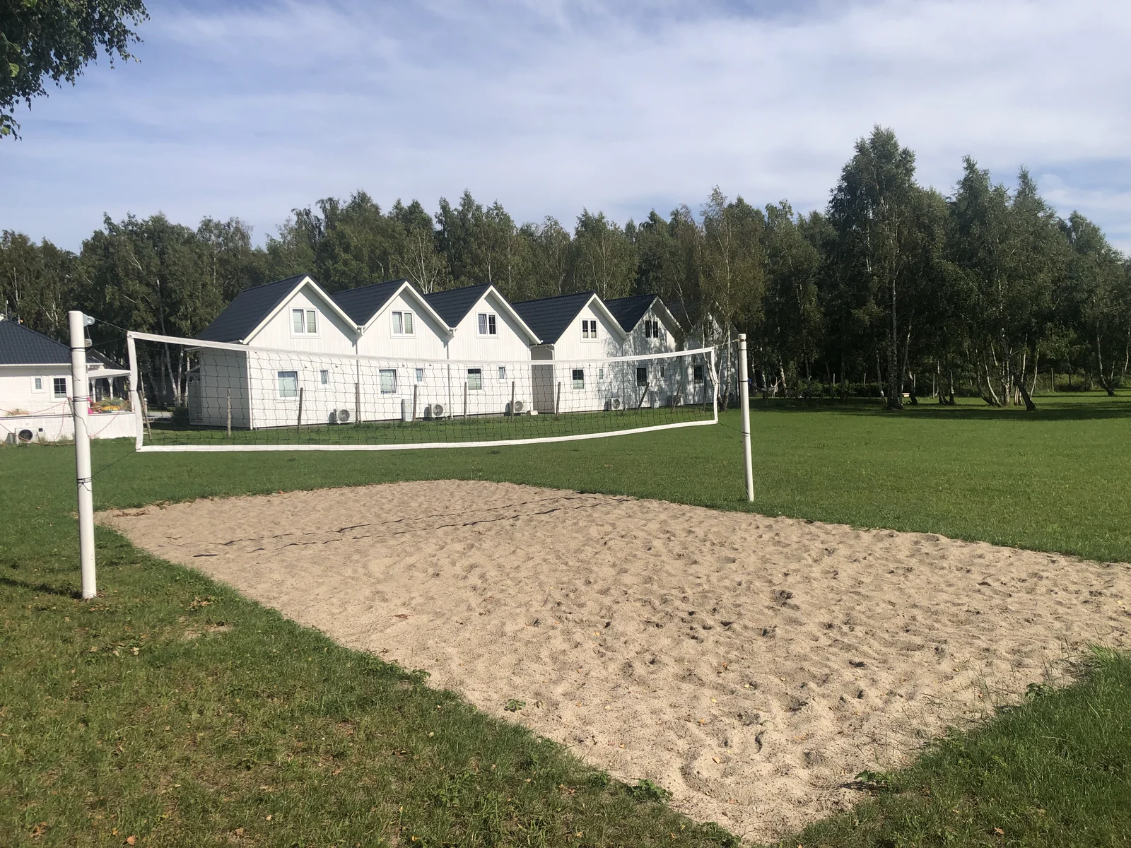 Boisko do siatkówki plażowej w Off White Domki